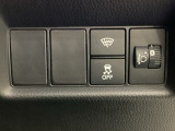 ハンドルの右側にはヘットライトリベライザーとVSA(ABS+TCS+横滑り抑制)の解除スイッチがついています。ヘッドライトリベライザーは道路状況や積荷の加重に応じてライトの高さを調節できます。