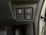 Hondaセンシング用の、VSA(ABS+TCS+横滑り抑制)解除と路外逸脱抑制機能のオンオフスイッチなどはハンドルの右側に装備しています。