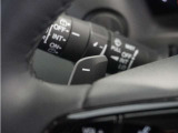 ◆減速セレクター◆ステアリングホイールの左右に取り付けられた2つのパドルスイッチで減速の強さを調整。 左側の「-」を操作すると減速を強く、右側の「+」を操作すると減速を弱くすることができます。