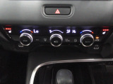 オートエアコンは左右席で独立温度コントロールが可能です。運転席はキンキンに冷やして助手席はマイルドにと言った設定が可能です。暑さ寒さでケンカすることもなくなりますね。