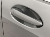 コンフォートアクセス付きでキーを携帯していれば施錠、開錠が可能です。