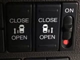 【両側パワースライドドア】両側がパワースライドドアになっており、運転席のスイッチやスマートキーでも開閉が可能です!開口部も広いので乗り降りも楽々♪