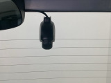 後方にもドライブレコーダーのカメラが付いています。前後両方でお車の周りを監視・記録いたします。