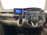 車内は光触媒抗菌消臭施工済です。インパネ周りはスタイリッシュなデザインで機能や装備も充実しています。グローブボックスやカップホルダーのほかにトレーなどたくさんの収納スペースが付いています。