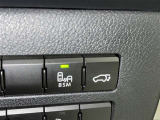 隣車線を走る車両をレーダーで検知し、ドアミラーでは確認しにくい後側方エリアに存在する車両に加え、急接近してくる車両も検知します。車両を検知するとドアミラーに搭載されたLEDインジケーターが点灯します。