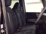 広い足元に肘掛けもついたゆったり座れるシートです。運転席と助手席の間が空いているため、助手席側への移動がスムーズです。交通量の多い道でも、助手席側から乗り降りができます。