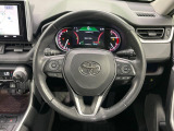 インテリアに合わせたデザインのステアリングは、運転される方のことも考え、運転しやすい形状、大きさです。是非一度、実際に触ってお確かめください。