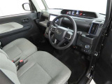 シンプルで使いやすいデザインの運転席です。