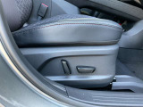 運転席シートは電動シートになっています。
