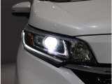 LEDヘッドライト+アクティブコーナリングライト。省電力で、明るく遠くまで照らすヘッドライト。交差点などで進行方向の内側を照らし、右左折時の歩行者などをより見やすくする機能もプラス。