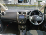 広々とした運転席周り!収納や物を置く場所もあり快適に過ごせる空間です!