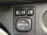 【電動格納ミラー】サイドミラーは電動格納式となっており、狭い駐車場でもキズがつくリスクを抑えられます。