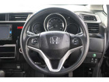クルーズコントロールが装備されており、速度設定をするだけで一定の速度で自動走行が可能!!一定速度の走行なので燃費の向上やアクセルペダルを踏む必要が無いので長距離ドライブが快適になります!!