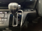 CVT車のセレクトレバーです。低速から高速まで、変速ショックのないスムーズな走りを実現するとともに、エンジン効率のよい領域を維持することで燃費にも貢献します。