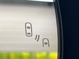 【ブラインドスポットモニター】走行中、ドアミラーの死角になりやすい箇所に後続車が接近するとサイドミラー付近に警告を表示、ドライバーに注意喚起をしてくれます。