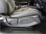 【ハイトアジャスター】レバーの上下操作だけで、座面を運転しやすい高さへ簡単に調節できます。
