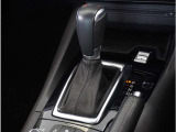 【シフトレバー】シフトもとても操作しやすいデザインになっております。運転する人の事を第一に考えた操作性の高い仕様です。