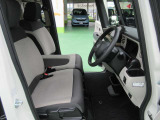 運転席は、大きな座面と包み込むような背もたれが、ドライバーの身体全体をしっかり支えます。上質なシート素材と座り心地のよいクッションを採用し、長時間の運転やコーナーの多い道も快適です。