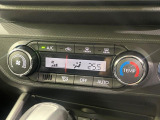 【オートエアコン】一度お好みの温度に設定すれば、車内の温度を検知し風量や温度を自動で調整。暑い&hellip;寒い&hellip;と何度もスイッチ操作をする必要はありません。快適な車内空間には必須の機能ですね♪