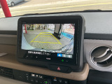 安心して車庫入れができる、リバース連動リアカメラが装着されております。狭い駐車場はもちろん、雨の日や夜間でもストレスなく運転して頂けます。