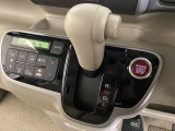 CVT車のセレクトレバーです。低速から高速まで、変速ショックのないスムーズな走りを実現するとともに、エンジン効率のよい領域を維持することで燃費にも貢献します。