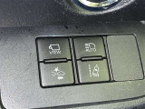 レーンディパーチャーアラートとは車線または走路からの逸脱の可能性を警告すると共に、車線または走路からの逸脱を避けるためのハンドル操作の一部を支援する機能です。詳細は販売店スタッフまでおたずねください。