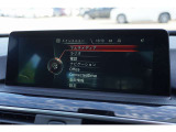 高精細ワイド・ディスプレイ: 視認性に優れた大型タッチパネルを採用。ナビゲーションだけでなく、エンターテインメント機能も鮮明に表示します。