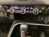 オートエアコンがついてます。左右独立で温度設定のできるデュアルオートエアコンです。パネル内のシートヒータースイッチは前席の左右別々に温度設定ができます。