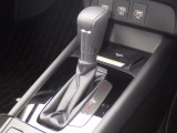 手に馴染むフロアシフトで、運転がさらに直感的で快適に。スタイリッシュなデザインとスムーズな操作感が、毎日のドライブをもっと楽しくします