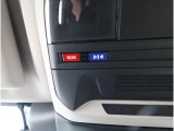 専用ボタンでコールセンターへ接続。状況に応じて緊急車両の要請やロードサービスの取次ぎを行います。重大事故の際は自動的にコールセンターにつながり、緊急車両やドクターヘリを要請します。(要申込)
