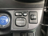 電動格納式ドアミラー付き。駐車場へ停めた時に、ボタン一つで左右のドアミラーをたたむ事ができます。
