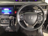 【ハンドル】運転にかかわる様々な操作を安全に行えるように視点移動が少なく操作性に配慮されたスイッチ類が凝縮されたコックピットです。