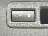 【パワーバックドア】スマートキーや運転席のボタンを押すだけでリアゲートが自動で開閉します!荷物を持っている時や、高い位置にあるバックドアを閉める際に便利な機能です♪