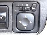 【電動格納ミラー】サイドミラーは電動格納式となっており、狭い駐車場でもキズがつくリスクを抑えられます。