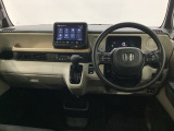 車内は光触媒抗菌消臭施工済です。インパネ周りはスタイリッシュなデザインで機能や装備も充実しています。グローブボックスやカップホルダーのほかにトレーなどたくさんの収納スペースが付いています。