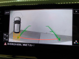 ギアをリバースに入れると車両後方の映像を映し出します。画面にはガイドラインが表示され、車庫入れや縦列駐車などの際に安全確認をサポートします。