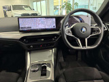 コックピットは、BMWらしくセンター・コンソールがドライバーに向けて傾けられた設計になっています。