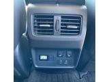 後席も快適な後席エアコン装備。前席と後席で設定した温度を個別に自動制御。風量と温度の調整が可能です。