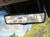 【デジタルインナーミラー】後席の大きな荷物や同乗者で後方が確認しづらい時でも安心!カメラが撮影した車両後方の映像をルームミラー内に表示。クリアな視界で状況の確認が可能です!
