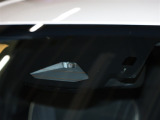 【プリクラッシュセーフティシステム】ミリ波レーダーと単眼カメラを併用したセンサーで前方の車両と昼夜歩行者・自転車/昼間自動二輪車を検知し、それに基づく統合的な制御により、事故の回避や衝突被害の軽減