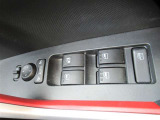 電動格納式ドアミラーがカギの開閉で格納したりします。