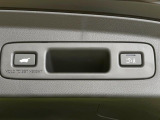【パワーバックドア】スマートキーや運転席のボタンを押すだけでリアゲートが自動で開閉します!荷物を持っている時や、高い位置にあるバックドアを閉める際に便利な機能です♪