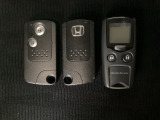 スマートキーを装備しています。鍵を差し込むことなくドアロックの開け閉めと、スタートボタン操作でのエンジンスタートができます。加えて、純正リモコンエンジンスターター用の操作キーもついています。