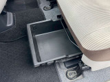 助手席アンダーBOX付です!収納スペースも盛りだくさん!