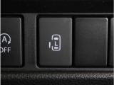 【片側電動スライドドア】ボタンを押すだけでスライドドアの開閉が可能。もちろんキーからの操作も可能。お子様を抱いている時・両手いっぱいの荷物を持っている時など非常に役立ちます。
