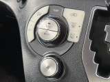 【オートエアコン】一度お好みの温度に設定すれば、車内の温度を検知し風量や温度を自動で調整。暑い&hellip;寒い&hellip;と何度もスイッチ操作をする必要はありません。快適な車内空間には必須の機能ですね♪