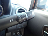 オートライト機能が装備されており暗い場所に入ると車両が検知しライトのON・OFFを自動的に切り替えてくれますので非常に便利な装備です♪