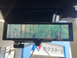 【インテリジェントルームミラー】後席の大きな荷物や同乗者で後方が確認しづらい時でも安心!カメラが撮影した車両後方の映像をルームミラー内に表示。クリアな視界で状況の確認が可能です!