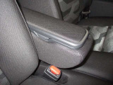 運転席にはアームレストがあります!