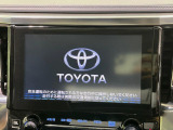 【メーカー純正ナビ】インテリアに溶け込むスタイリッシュな「専用設計」メーカーナビを装備♪視認性や操作性など基本性能にも優れ、より上質なカーライフをお楽しみいただけます。
